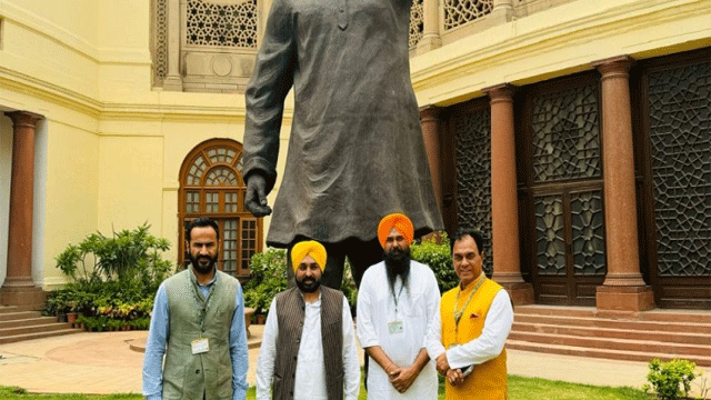 Bhagwant Mann arrived at the swearing-in ceremony of "AAP" MPs