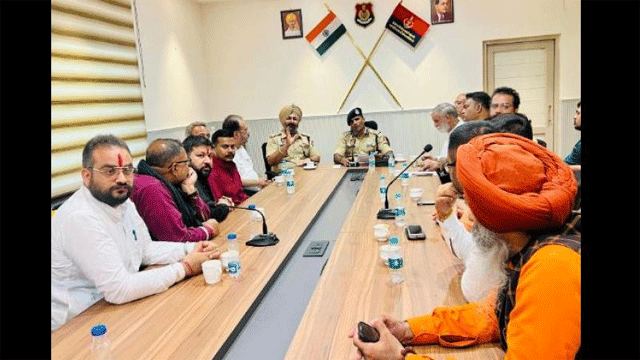 ਲੁਧਿਆਣਾ ਦੇ ਹਿੰਦੂ ਨੇਤਾਵਾਂ ਵੱਲੋਂ ਪੁਲਿਸ ਕਮਿਸ਼ਨਰ ਕੁਲਦੀਪ ਚਾਹਲ ਅਤੇ ਜੁਆਇੰਟ ਸੀਪੀ ਜਸਕਿਰਨ ਤੇਜਾ ਨਾਲ ਕੀਤੀ ਅਹਿਮ ਮੀਟਿੰਗ