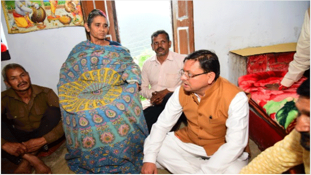 लेह-लद्दाख में ड्यूटी के दौरान शहीद हुए हवलदार बसुदेव सिंह  के घर पहुँचे मुख्यमंत्री