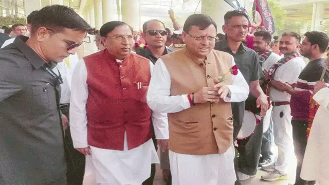 हरियाणा में शपथ ग्रहण समारोह में सीएम धामी हुए शामिल, नायाब सैनी को फिर से मुख्यमंत्री बनने पर दी बधाई