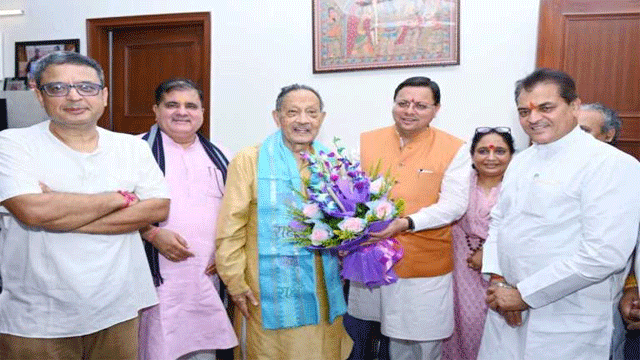 पूर्व सीएम भुवन चंद्र खंडूरी के जन्मदिन के अवसर पर सीएम धामी ने  उनके आवास पर जाकर उन्हें जन्मदिवस की बधाई दी