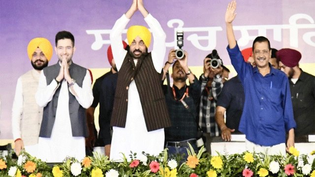 CM ਭਗਵੰਤ ਮਾਨ ਨੇ ਨਵੇਂ ਚੁਣੇ ਸਰਪੰਚਾਂ ਨੂੰ ਚੁਕਵਾਈ ਸਹੁੰ, ਨਵੇਂ ਚੁਣੇ 10,031 ਸਰਪੰਚਾਂ ਨੇ ਲਿਆ ਹਲਫ.