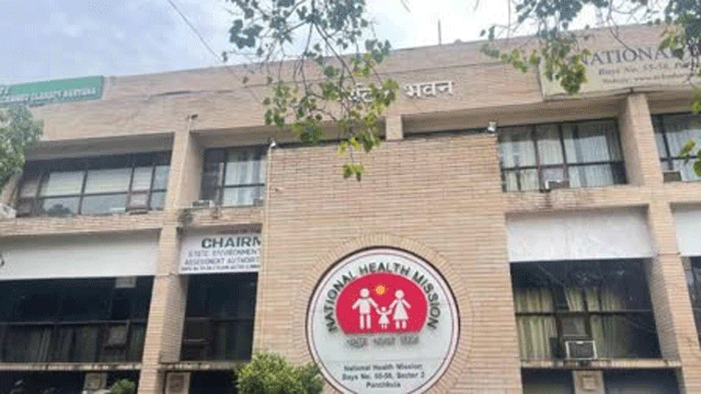 हरियाणा में NHM कर्मचारियों को झटका, 17 हजार कर्मियों के सेवा लाभ पर रोक, निदेशक ने जारी किए आदेश हरियाणा में NHM कर्मचारियों को झटका, 17 हजार कर्मियों के सेवा लाभ पर रोक, निदेशक ने जारी किए आदेश