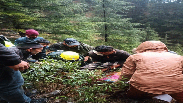 चकराता क्षेत्रांतर्गत लोखंडी के पास ऑल्टो कार हुई दुर्घटनाग्रस्त SDRF ने चलाया रेस्क्यू ऑपरेशन