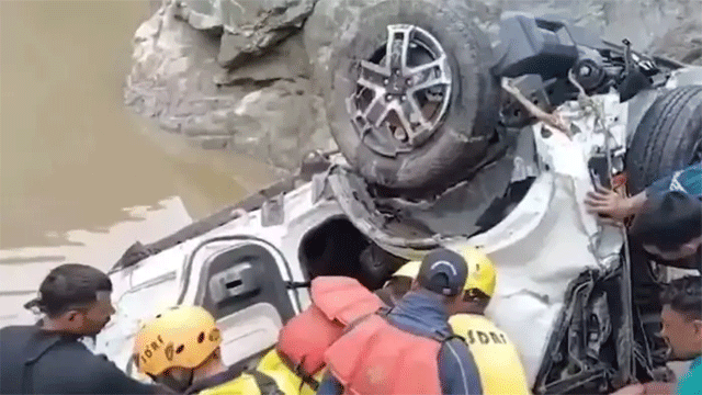 देवप्रयाग में THAR अलकनंदा नदी में गिरी, दर्दनाक हादसे में दंपति और 2 बच्चों समेत 5 लोगों की मौत