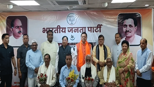 भाजपा के स्थापना दिवस पर आपात काल के सेनानियों का सम्मान भाजपा के स्थापना दिवस पर आपात काल के सेनानियों का सम्मान