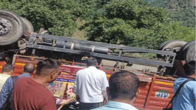 टिहरी में कांवडिय़ों से भरा ट्रक पलटा, तीन श्रद्धालुओं की मौत