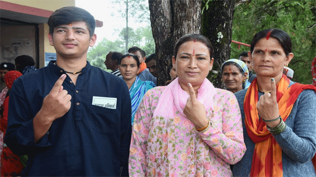 कैबिनेट मंत्री रेखा आर्या ने किया मतदान कैबिनेट मंत्री रेखा आर्या ने किया मतदान