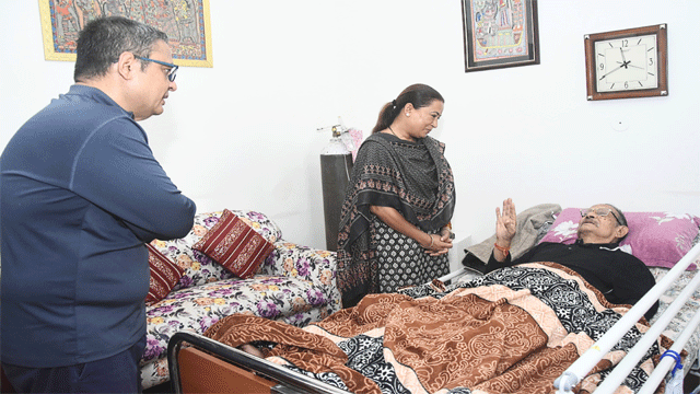 मंत्री रेखा आर्या ने जाना पूर्व सीएम खंडूड़ी का हाल