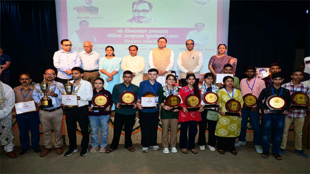 मुख्यमंत्री धामी ने बोर्ड परीक्षा के मेधावियों छात्र-छात्राओं को किया पुरस्कृत