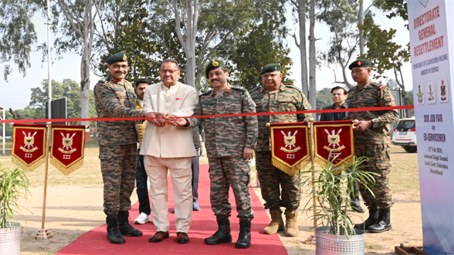 देहरादून में आयोजित पूर्व सैनिक रोजगार मेले का शुभारंभ करते सैनिक कल्याण मंत्री गणेश जोशी