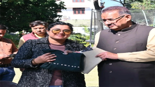 कृषि मंत्री गणेश जोशी से हाउस ऑफ़ स्वाशा की सह-संस्थापक ने की भेंट, बांस से निर्मित परिधान किए भेंट