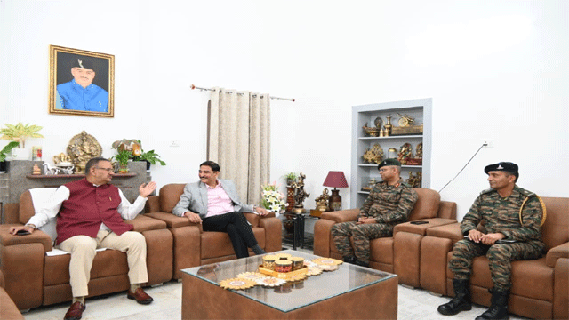 सैनिक कल्याण मंत्री गणेश जोशी से मिले गढ़वाल राइफल्स के कर्नल ऑफ द् रेजिमेंट लेफ्टिनेंट जनरल दिनेश सिंह राणा