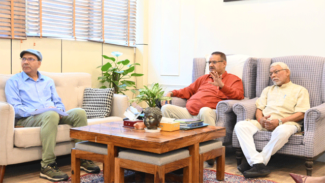 शौर्य सैनिक सम्मान समारोह की तैयारियों को लेकर बैठक करते कैबिनेट मंत्री गणेश जोशी