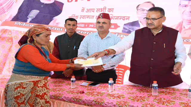 आपदा प्रभावित 74 उद्यम परिवारों को ₹93 लाख की सहायता वितरित करते गणेश जोशी