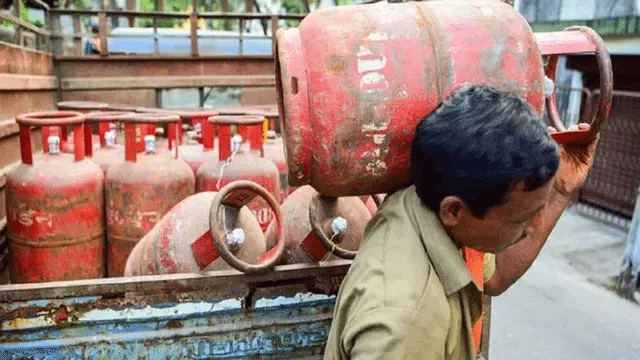 गैस, ईंधन व आवश्यक वस्तुओं की पर्याप्त आपूर्ति सुनिश्चित, पैनिक होने की आवश्यकता नहीं—मुख्य सचिव गैस, ईंधन व आवश्यक वस्तुओं की पर्याप्त आपूर्ति सुनिश्चित, पैनिक होने की आवश्यकता नहीं—मुख्य सचिव