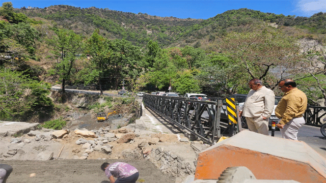 मसूरी-देहरादून मार्ग पर बन रहे वैली ब्रिज के निर्माण कार्य का निरीक्षण करते कैबिनेट मंत्री गणेश जोशी