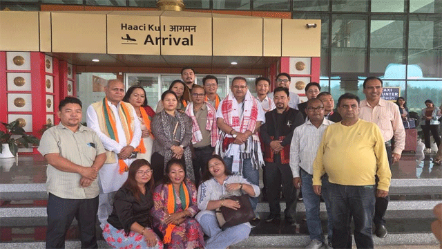 अरुणाचल प्रदेश आगमन पर ईटानगर एयरपोर्ट पर कृषि मंत्री गणेश जोशी का स्वागत करते पार्टी कार्यकर्तागण